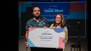 Víctor Gasch y Maria Hervás, de Teatre Nu, con el premio Quim Masó.