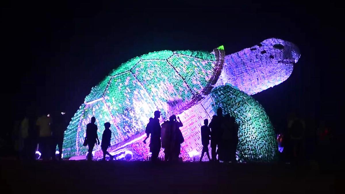 Tortuga marina hecha con 600 kilogramos de botellas de plástico usadas, en Chennai, India, para evitar el uso de plástico