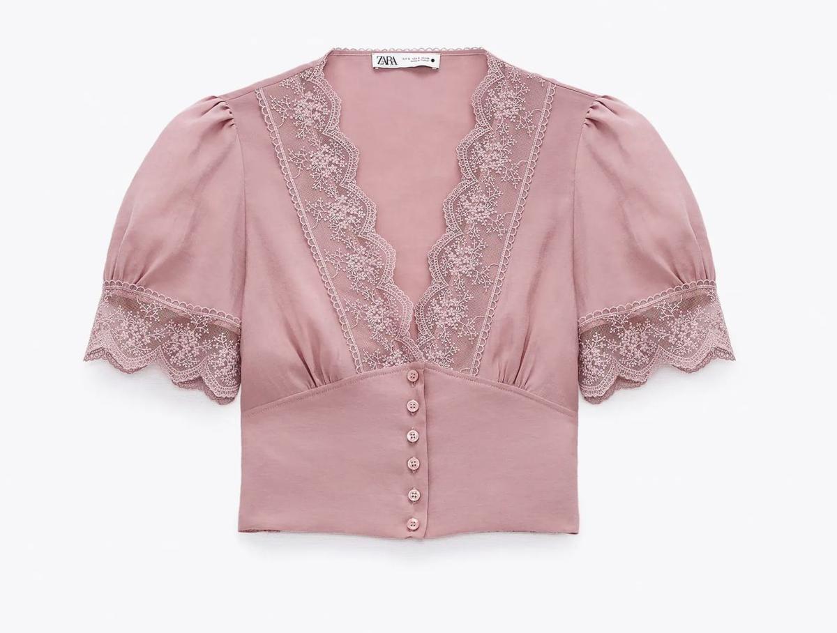Blusa de Zara en color rosa con detalles de encaje