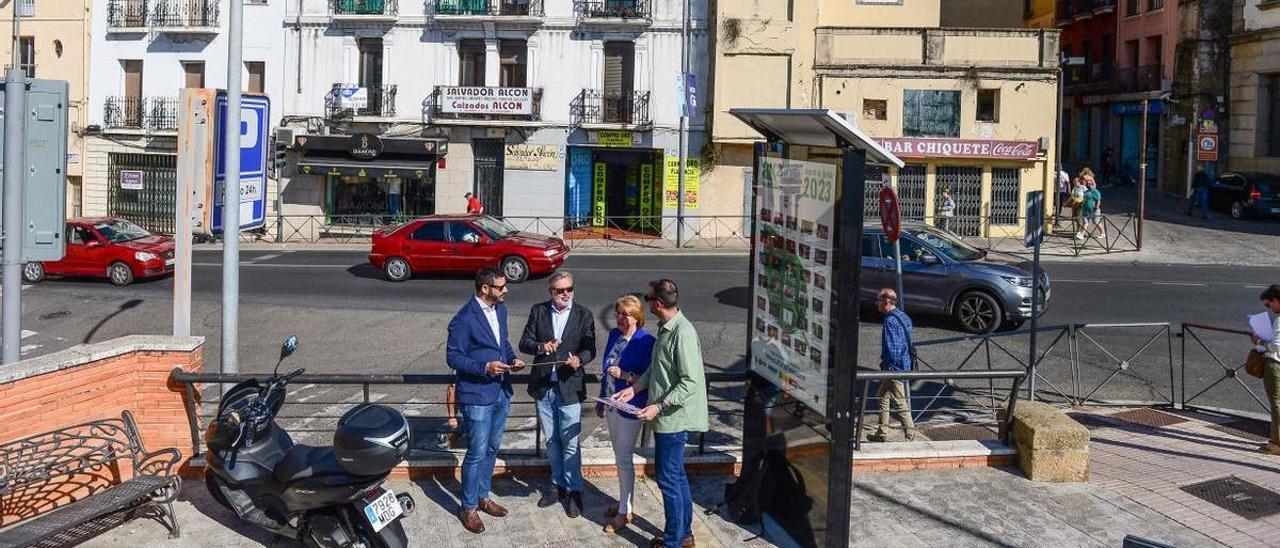 Pizarro y ediles del PP de Plasencia, ante la puerta Talavera, donde promete liberar muralla.