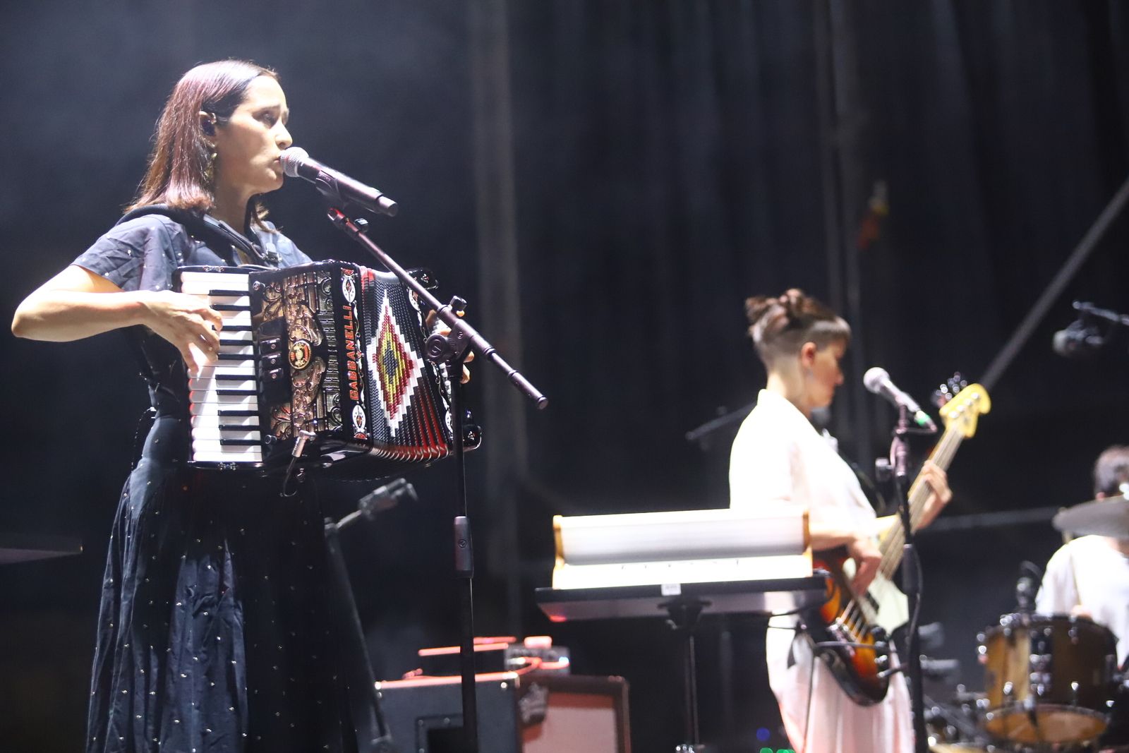 Julieta Venegas y Valeria Castro cantan en el teatro de la Axerquía