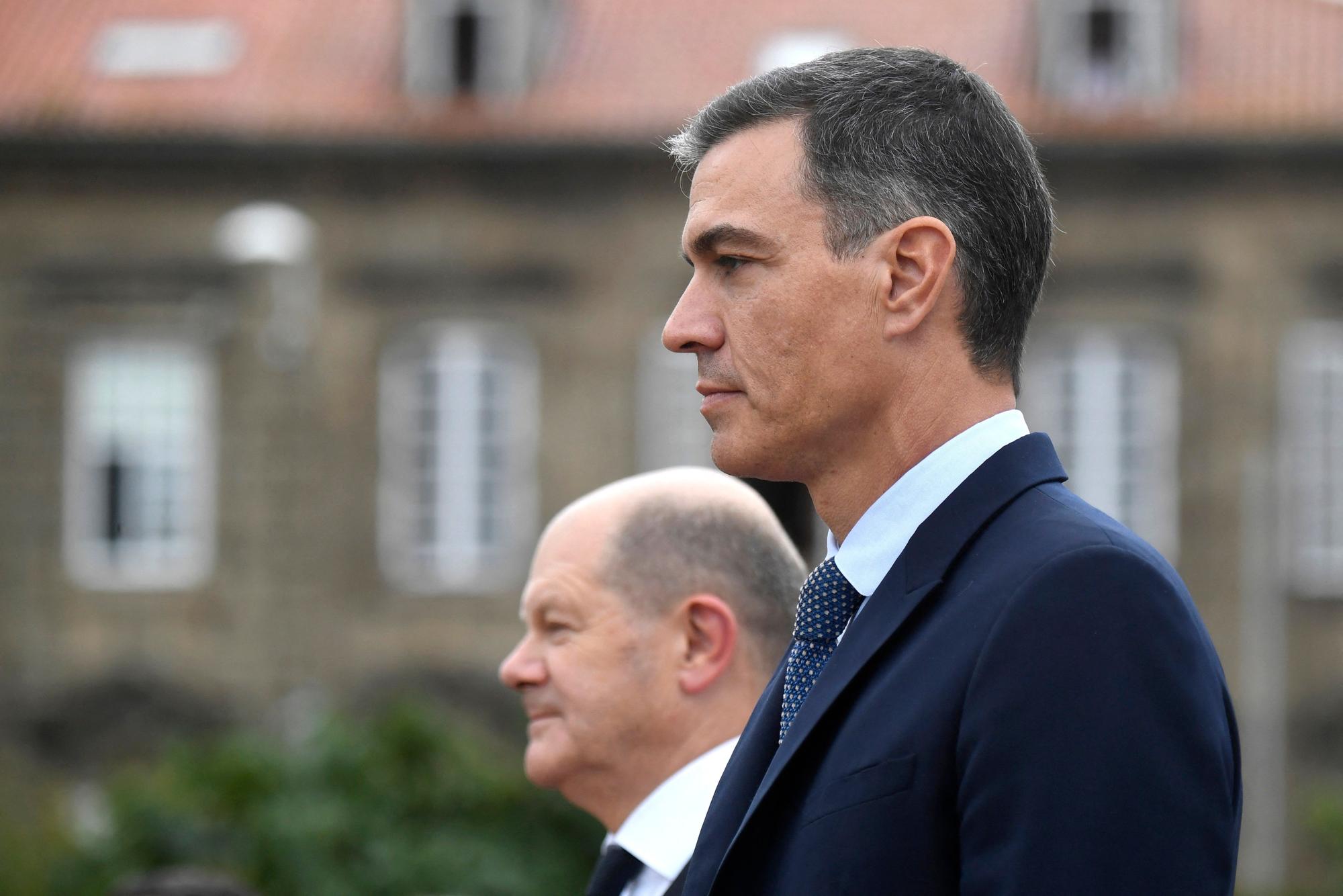 El presidente del Gobierno, Pedro Sánchez, con el canciller alemán Olaf Scholz en la cumbre hispano-alemana en A Coruña.