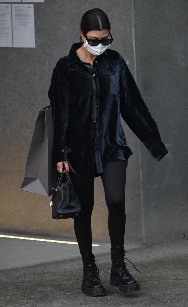 Kourtney Kardashian con look 'total black'