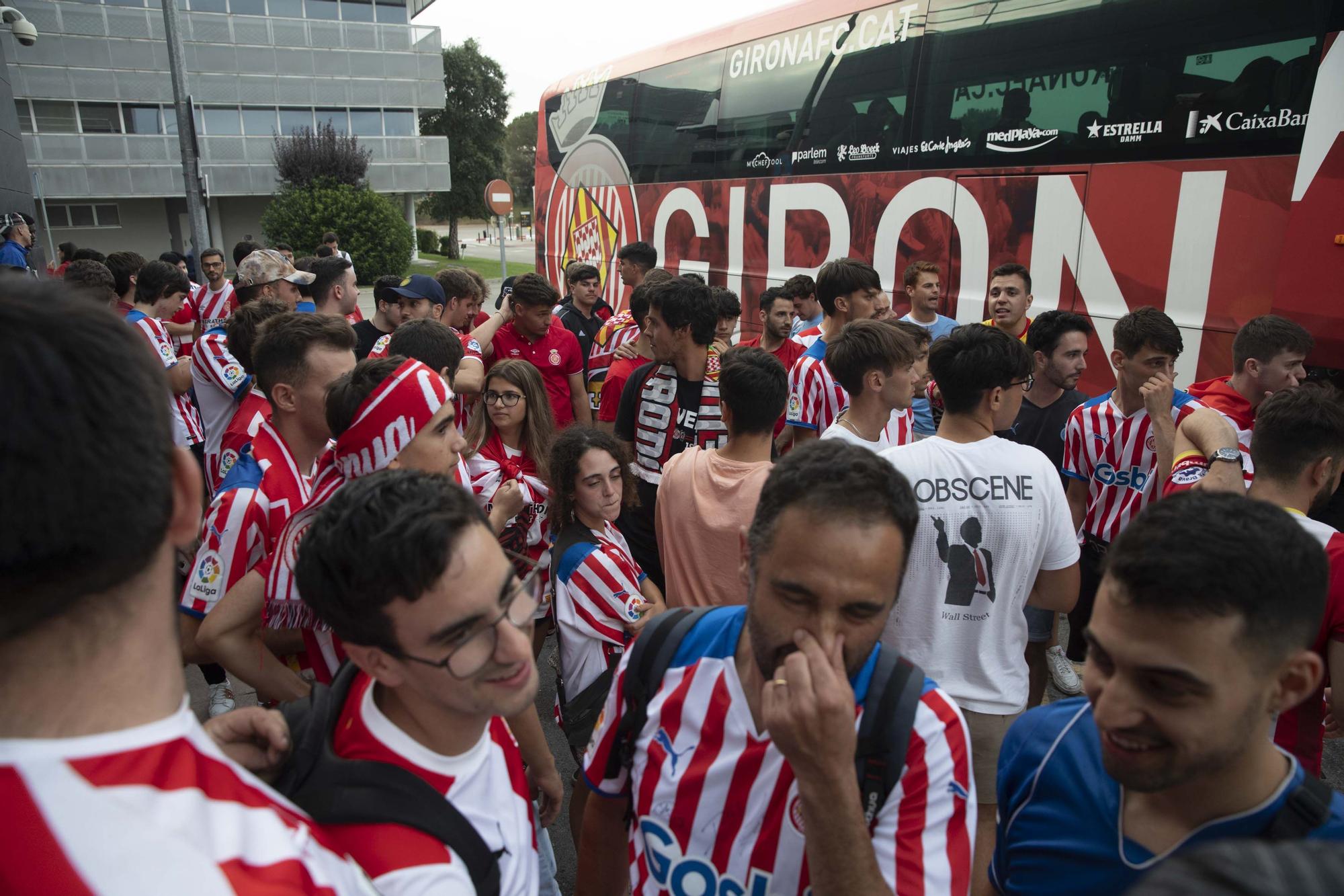 Els aficionats reben al Girona a l'aeroport