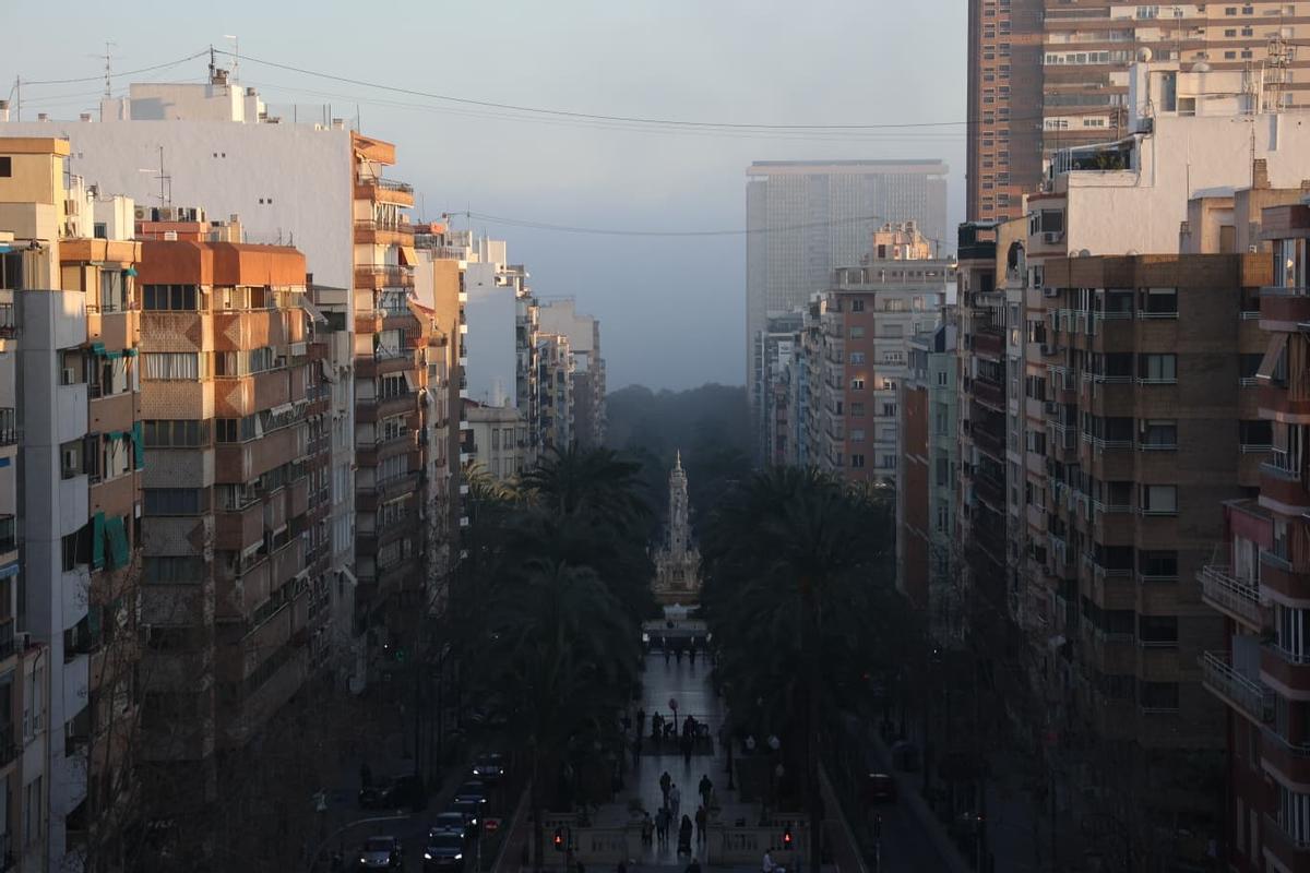 Alicante desde las escaleras del Jorge Juan, con la niebla de fondo.