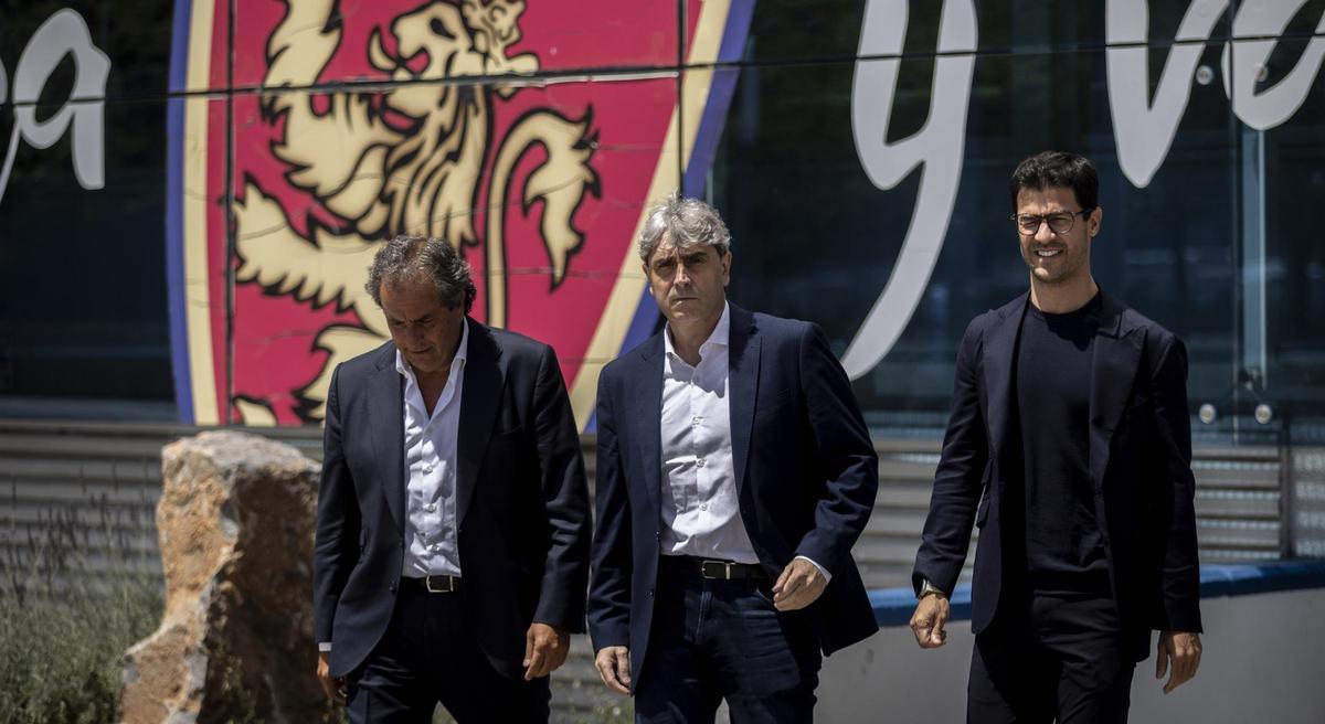 Txema Indias, director deportivo, entre Juan Forcén y Fernando López, consejero y director general