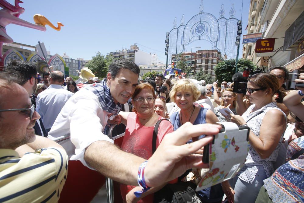Pedro Sánchez durante su visita a las Hogueras en Alicante