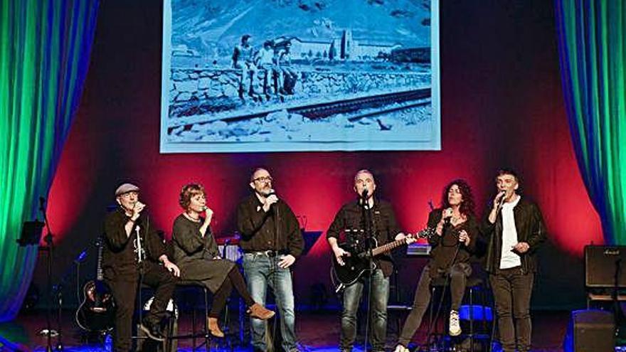 Els Sis d&#039;Aquí durant un concert que va acabar amb moltes abraçades a la sortida del teatre