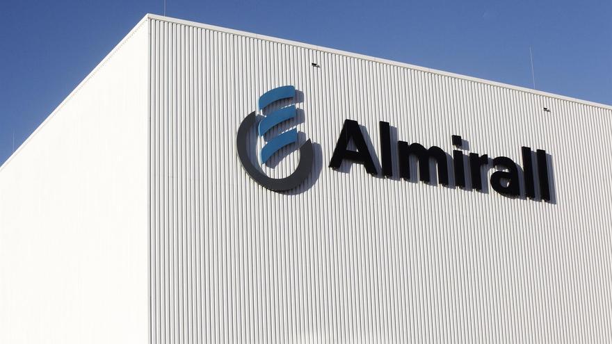 Almirall supera las previsiones y gana 10,1 millones en 2024