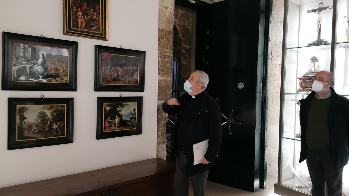Rivera de las Heras contempla las pinturas recuperadas en la cámara acorazada del templo