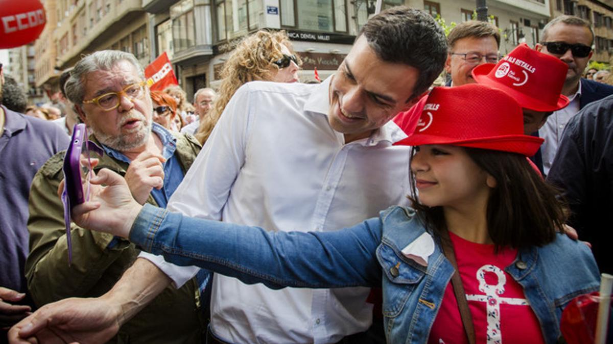 Pedro Sánchez se fotografía con una simpatizante en la manifestación del 1 de Mayo en Valencia.
