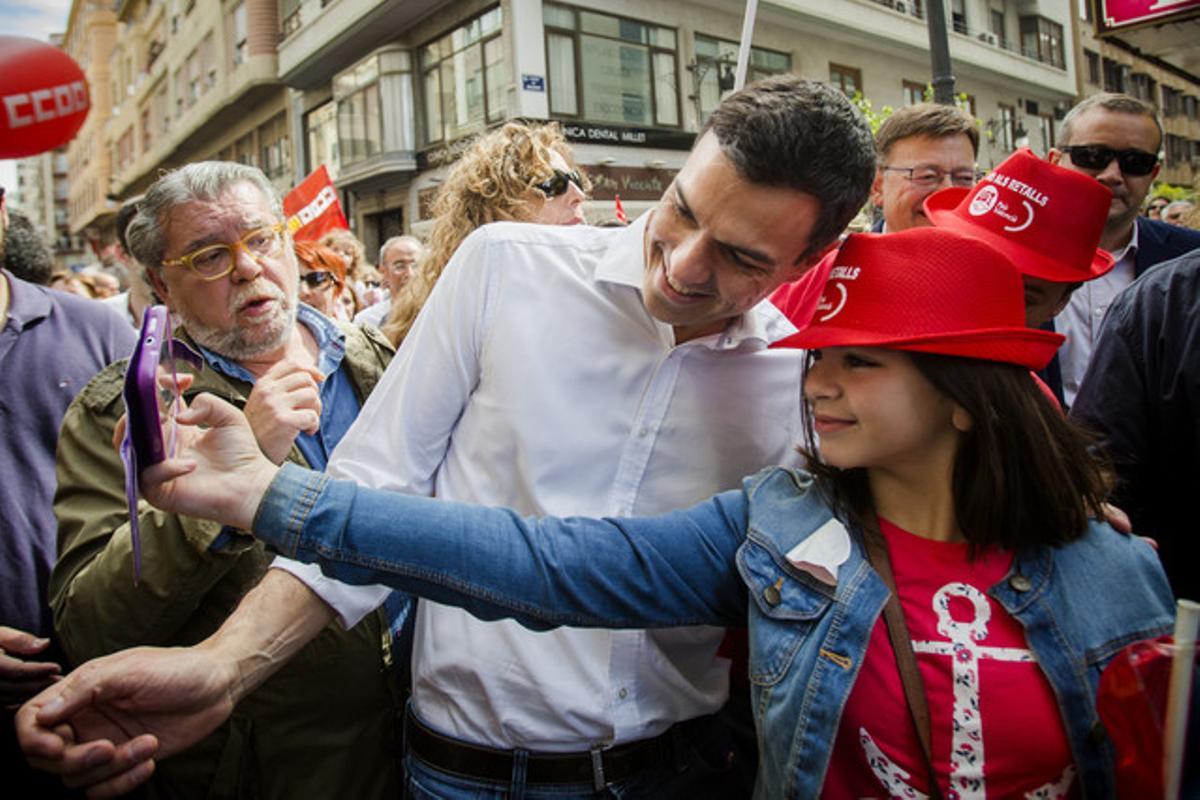 Pedro Sánchez es fotografia amb una simpatitzant en la manifestació de l’1 de Maig a València.