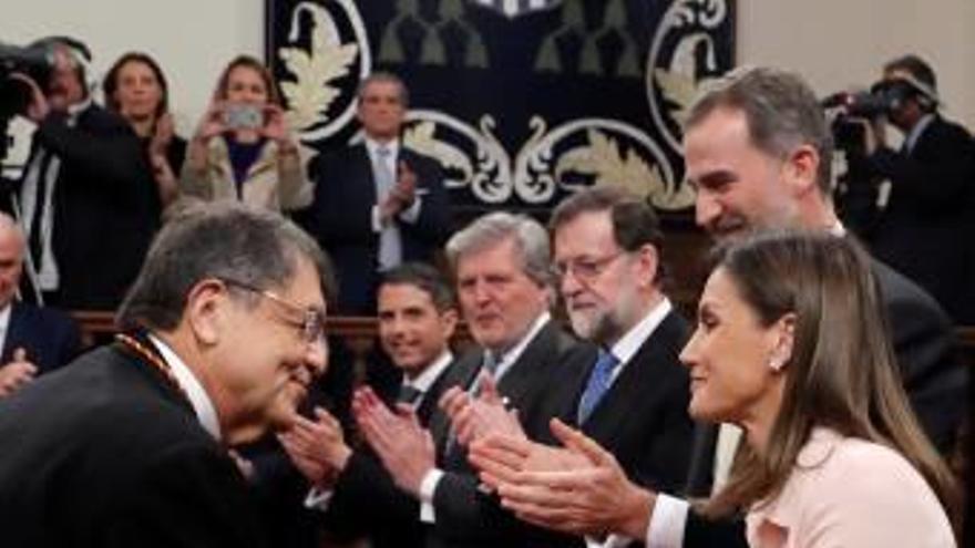 La reina Letizia saluda al escritor tras recibir el Cervantes.