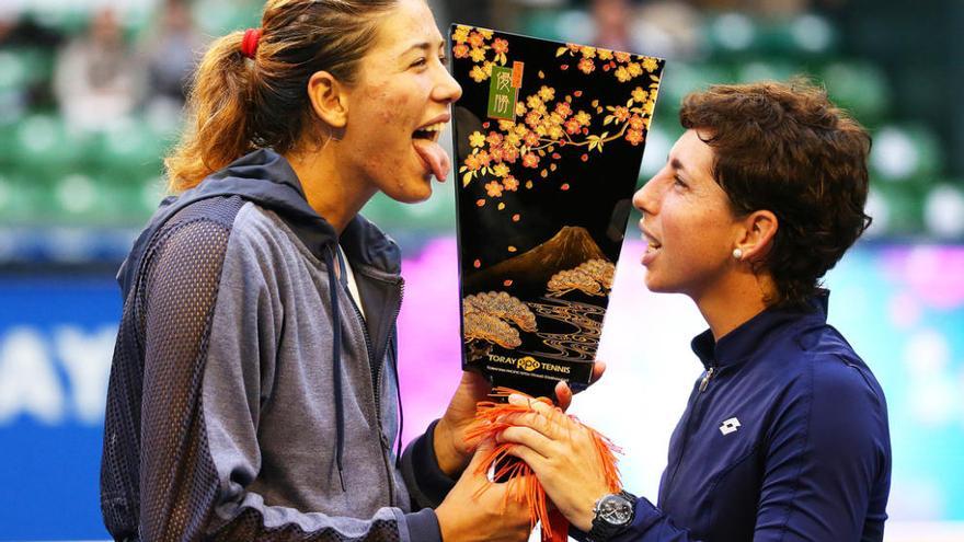 Muguruza y Carla (d) celebran la conquista del torneo de Tokio, en 2014.