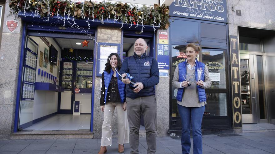 VÍDEO: Teresa Rubiera, Aurora Alonso y Borja Muñíz continúan su celebración en la Administración n°5 de Gijón por el quinto premio vendido