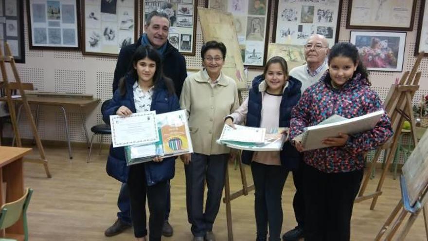 Tres alumnas reciben una beca para aprender pintura