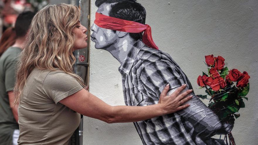 Alberto León pinta &#039;su beso&#039; en la calle del Castillo