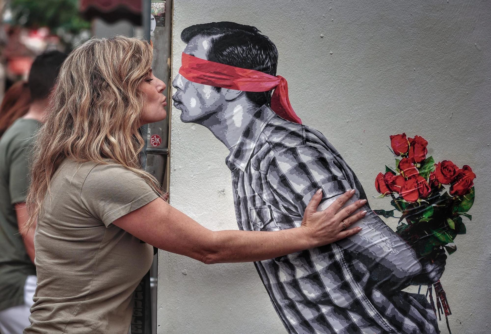 Alberto León pinta &#039;su beso&#039; en la calle del Castillo