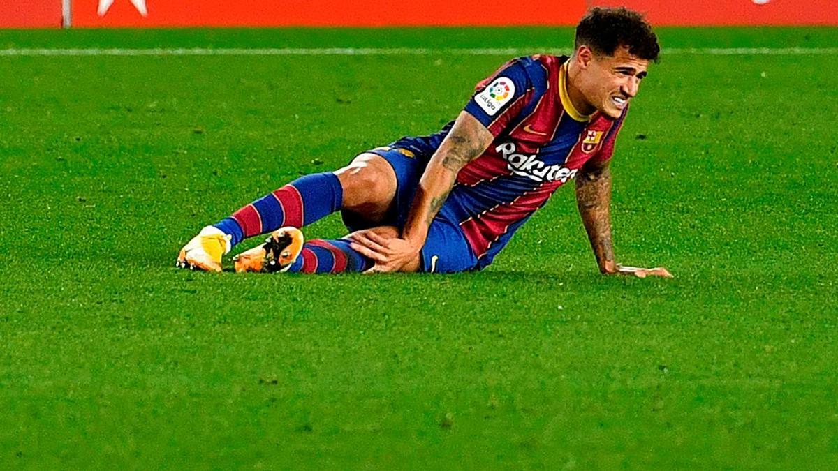 Coutiho se duele de la rodilla tras lesionarse en el Barça-Eibar de diciembre.