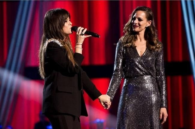Eva González, junto a Vanesa Martín, durante su actuación en la final de 'La Voz Senior'