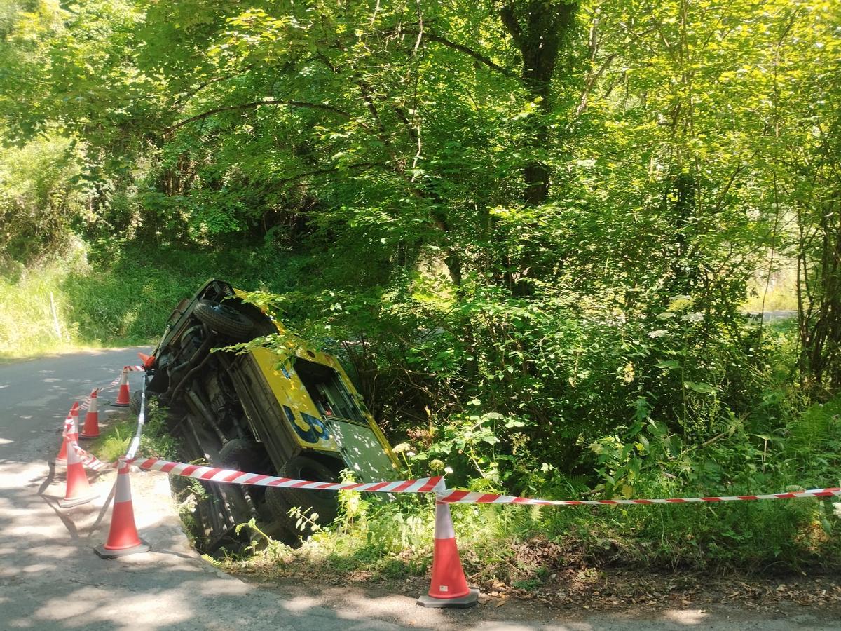 En imágenes, el camión de Bomberos de Asturias volcado en la carretera AS-311, enGrado