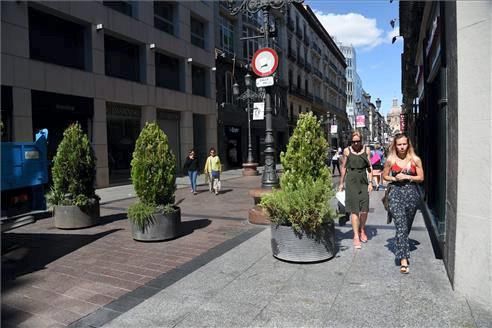 Colocación de maceteros y bolardos en calle Alfonso