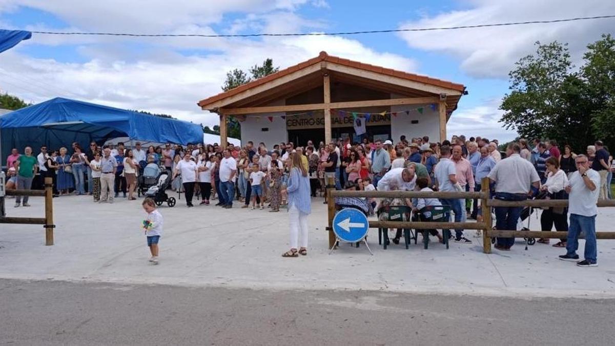 Los vecinos, durante la fiesta, en el exterior del centro social.