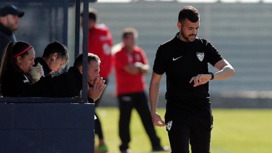 José Herrera mira el crono durante un partido.