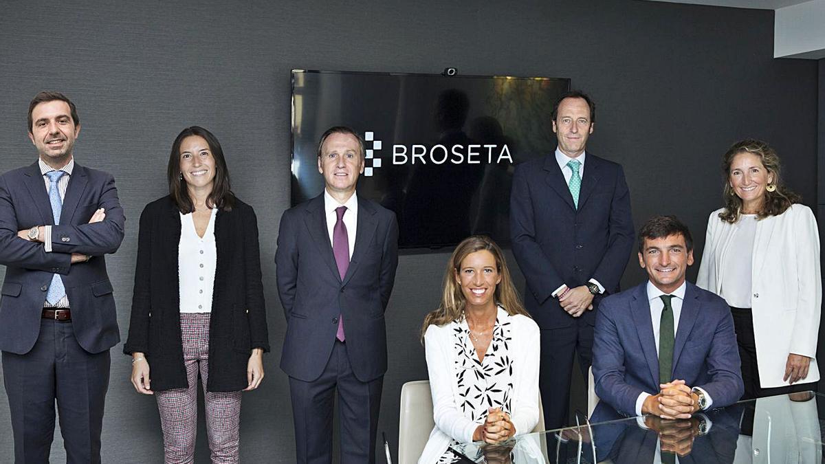 Las seis incorporaciones de Broseta, junto a la socia directora, Rosa Vidal. | LEVANTE-EMV