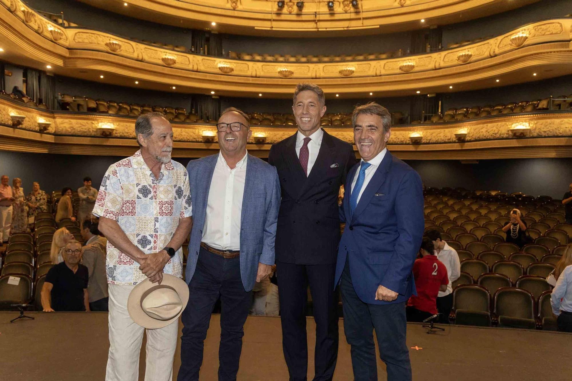 Manuel Escribano pronuncia el pregón de apertura de la Feria de Hogueras en el Teatro Principal de Alicante