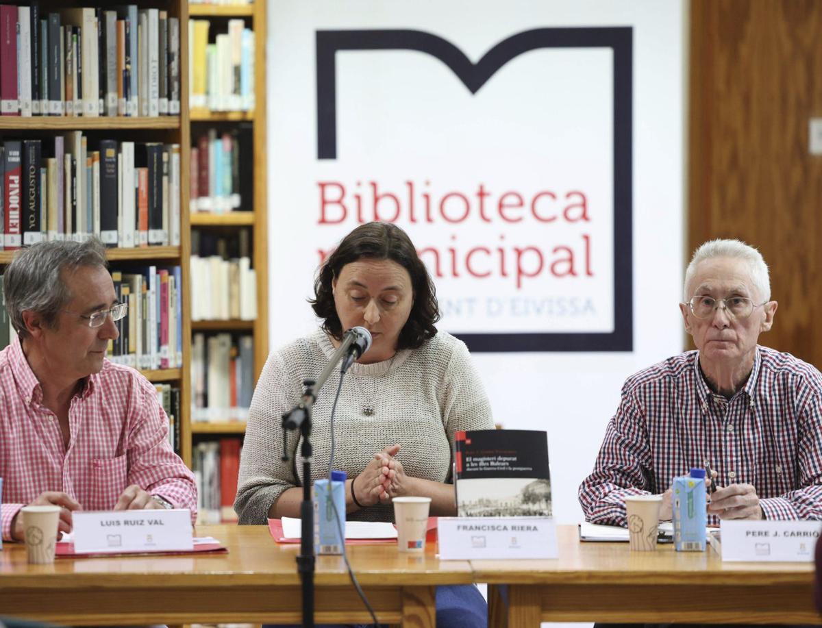 De izquierda a derecha; Luis Ruiz, Francisca Riera y Pere J. Carrió; durante la presentación del libro.