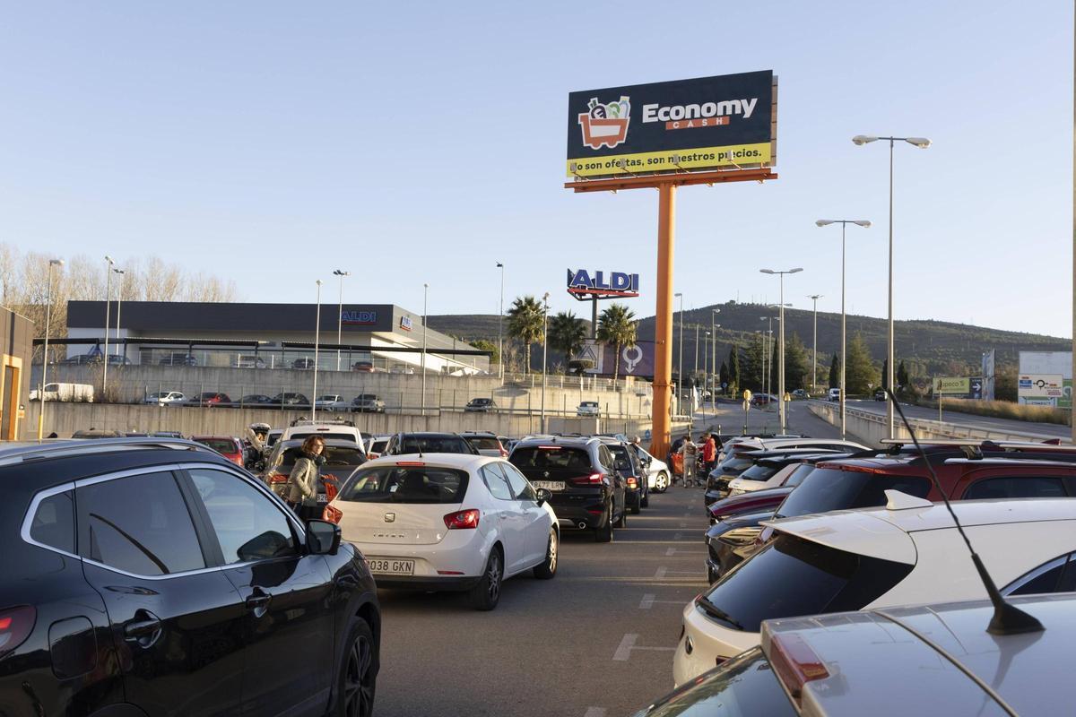 Colas de coche en el exterior del Economy Cash de Ontinyent.