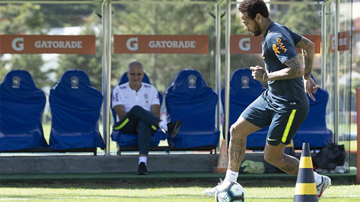 Neymar vuelve a entrenar en la cancha y se reintegra al grupo