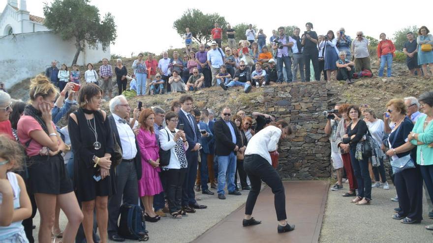 Abans de l&#039;ofrena floral, va actuar Yael Karavan