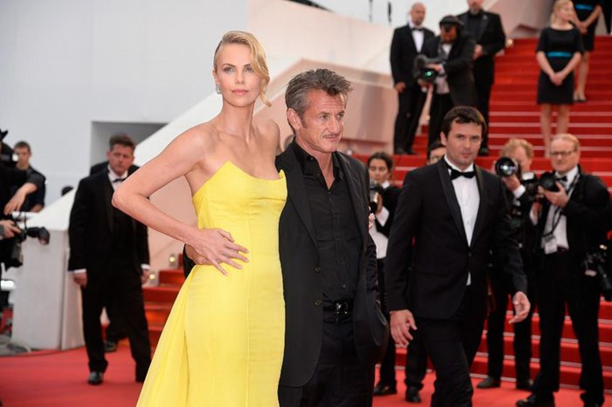 Charlize Theron junto a su marido Sean Penn