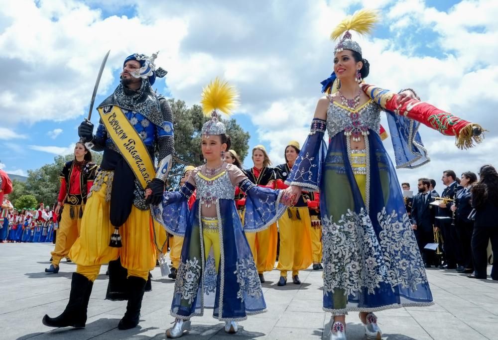 Las diez comparsas acompañan al santo en su tradicional bajada ante miles de vecinos que aguardan con emoción su paso