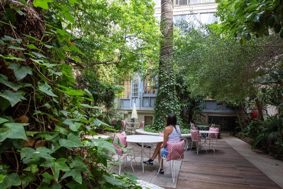 BARCELONA 10/09/2025 BARCELONEANDO Patios escondidos mas bonitos. Patio en la tienda Guess de Paseo de Gracia Foto ELISENDA PONS