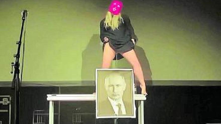 El colectivo ruso feminista Pussy Riot orina sobre una foto de Putin