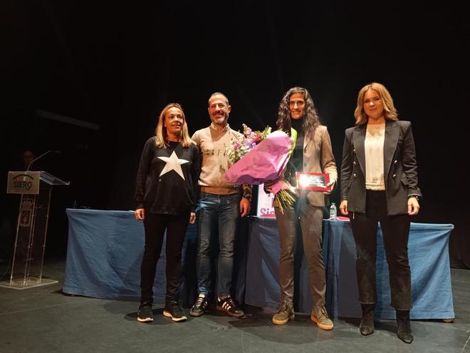 La entrega del Premio Mujer Sierense a Montse Tomé, en imágenes