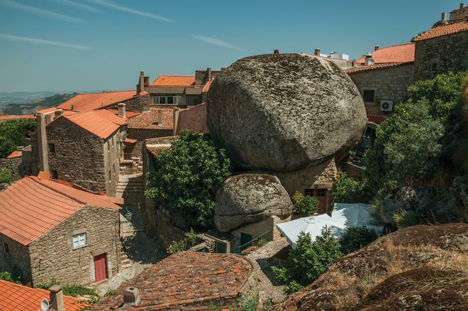 Las casas de Monsanto bajo el peso de las rocas de granito