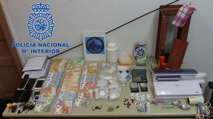 Droga y dinero intervenidos a esta banda de traficantes de Maó.