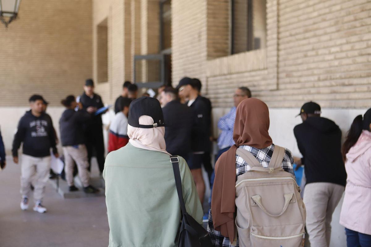 Inmigrantes a las puertas del Ayuntamiento de Zaragoza esta semana para pedir documentos para la regularización.