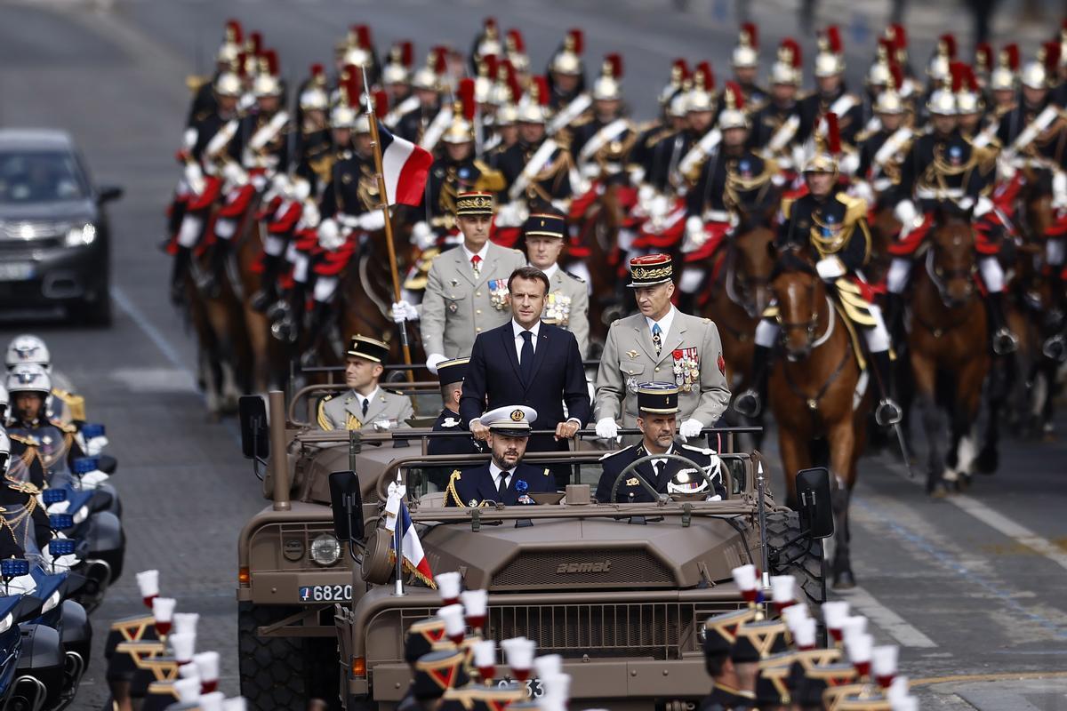 París celebra por todo alto el aniversario de la toma de la Bastilla.