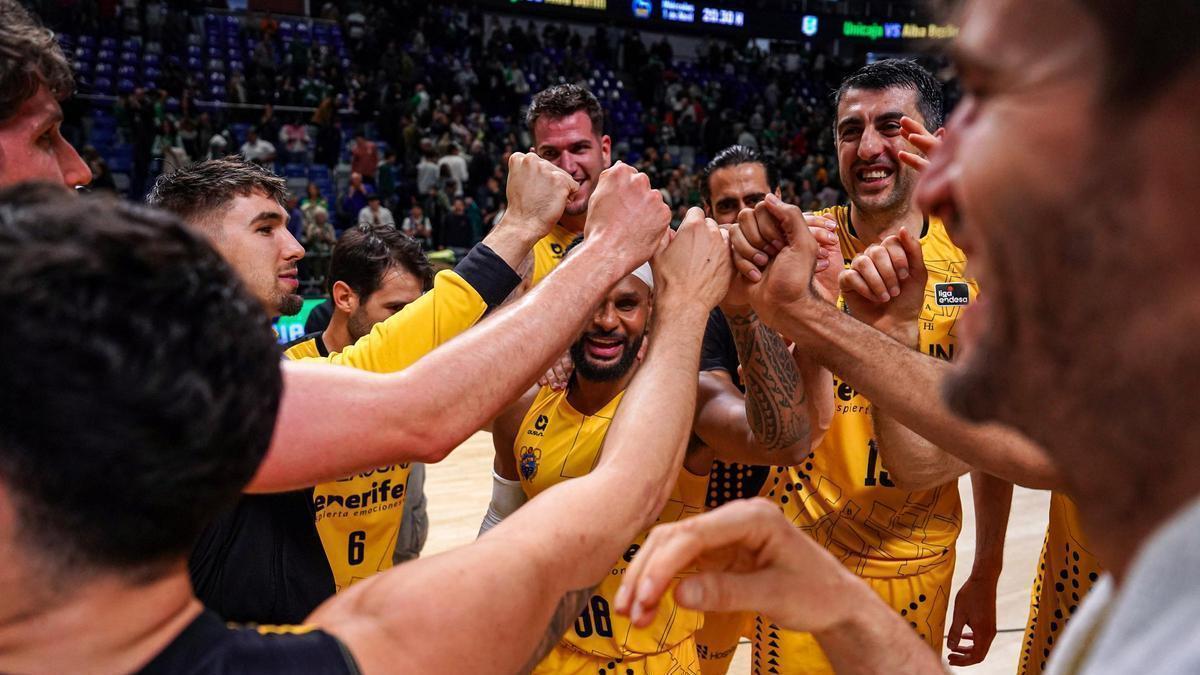Los jugadores del CB Canarias celebran su victoria del pasado sábado en Málaga.