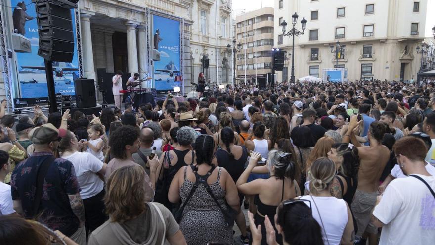 Numeroso público asiste a uno de los conciertos en la vía pública de La Mar de Músicas. | AYTO. CARTAGENA