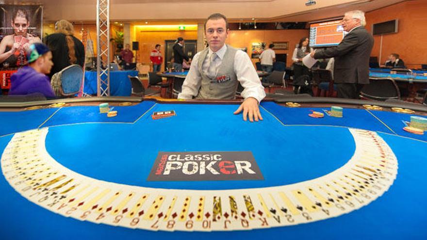 Una mesa en un casino dispuesta para empezar una partida.