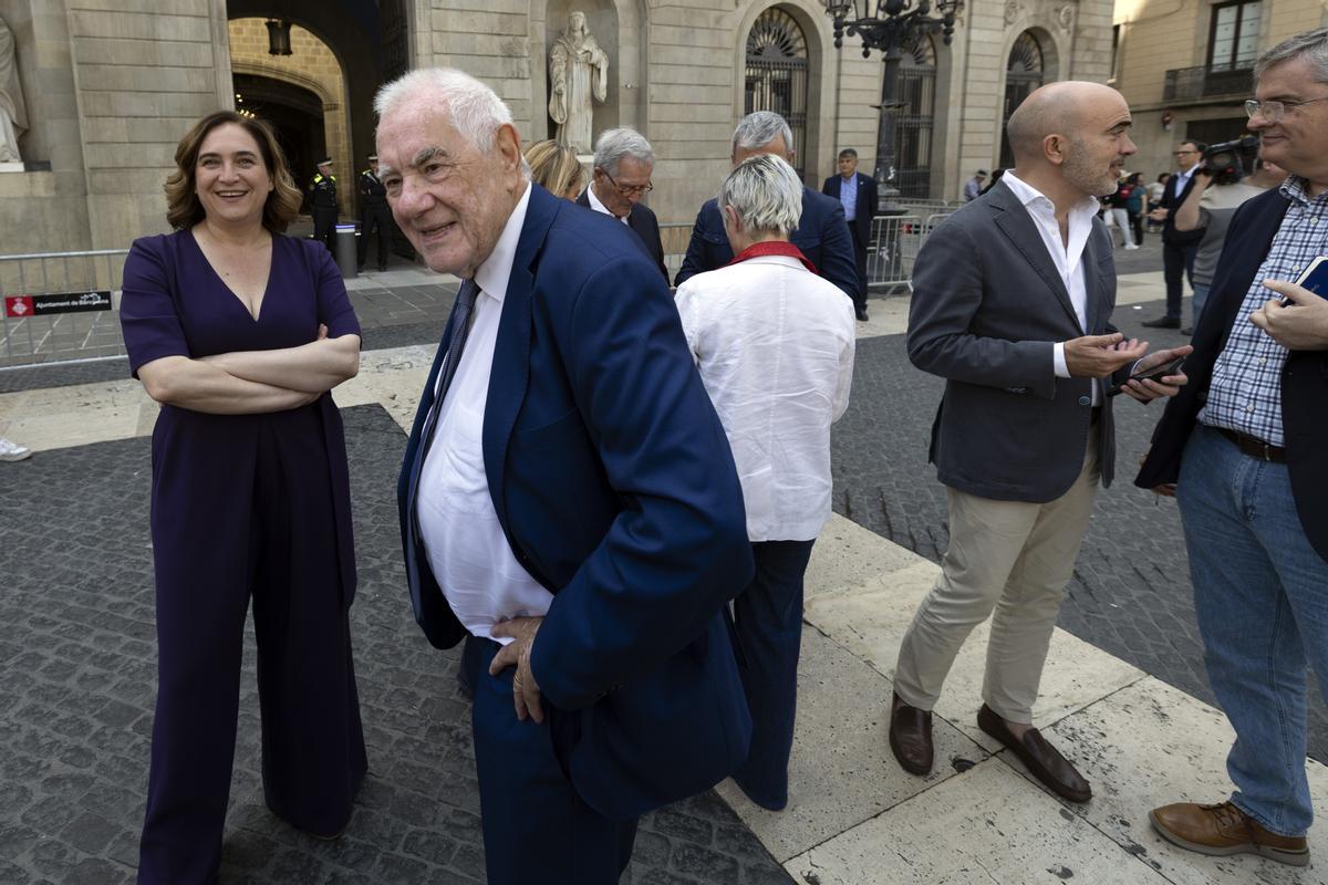 Los candidatos a la alcaldía de Barcelona posan en la plaza de Sant Jaume