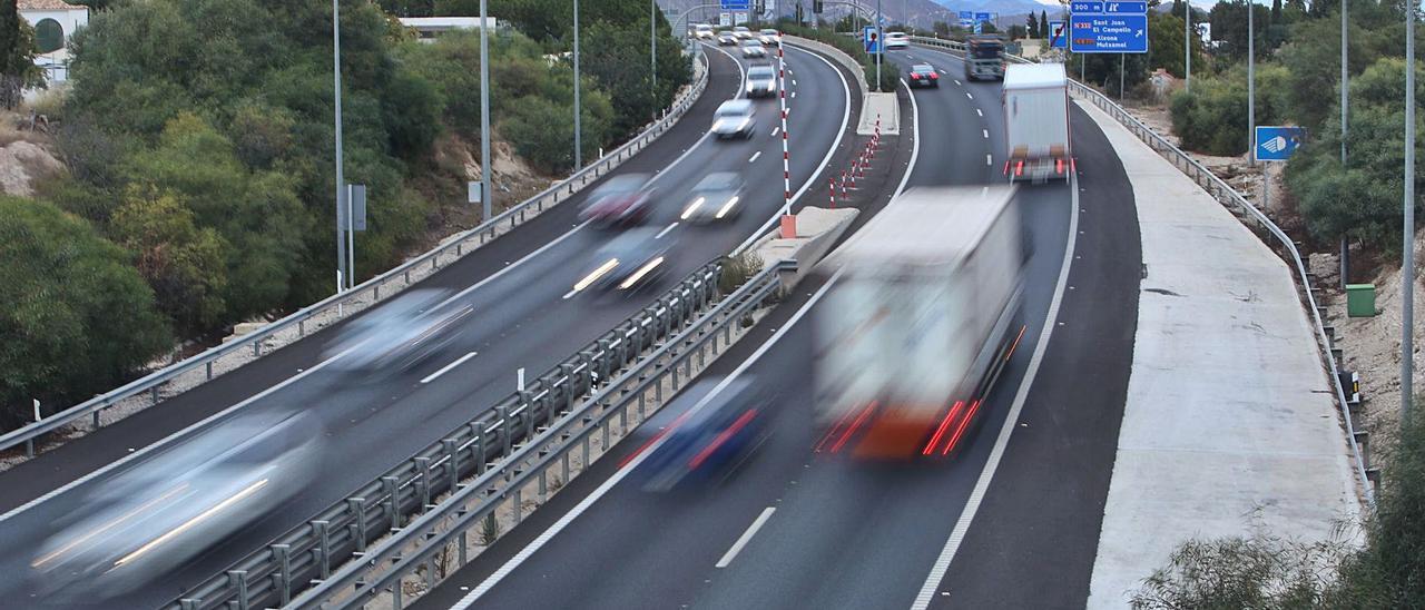 Tráfico en la A-70, autovía que continúa como autopista AP-7, que será gratuita hasta Francia a partir del miércoles. | MANUEL R. SALA