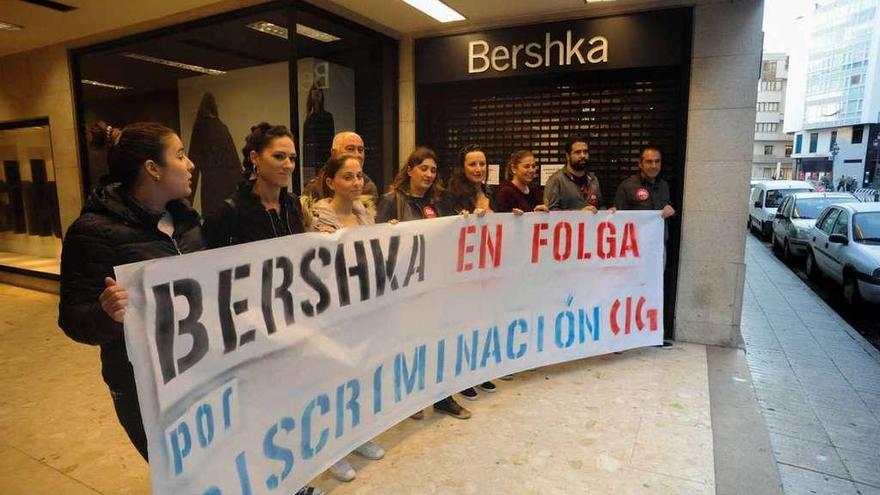 Trabajadoras de Bershka y sindicalistas de CIG se concentraron ayer en la tienda de Vilagarcía. // I. Abella