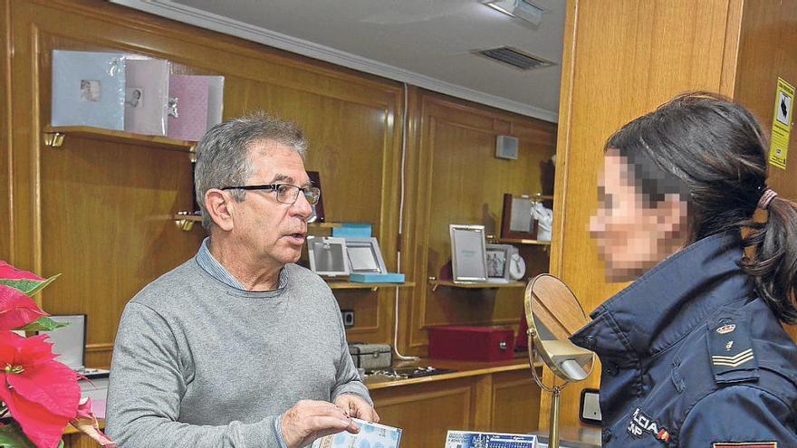 Una agente durante la visita a una joyería del centro de Alicante para dar consejos de seguridad.